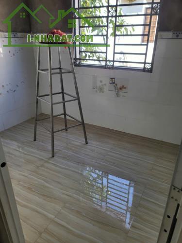 Chị hai tôi bán gấp nhà C4 Bùi Thanh Khiết 80m2, giá 800 triệu, gần Hồ Bơi Tân Túc - 3