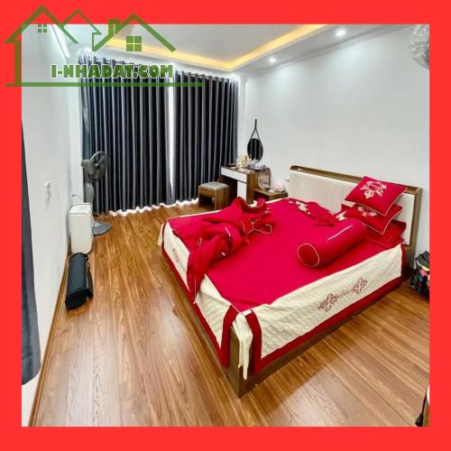 Gấp Gấp! Bán nhà Cổ Linh - Ô tô đỗ cửa - Căn góc 40m2*5T*3.8m - Ngay gần hồ, 950m tới Aeon