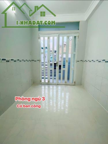 Sát mặt tiền Q4 
Ngang 3 Dài 11 m2 
ĐÚC XÂY MỚI 5 TẤM 
4 tỷ - 2