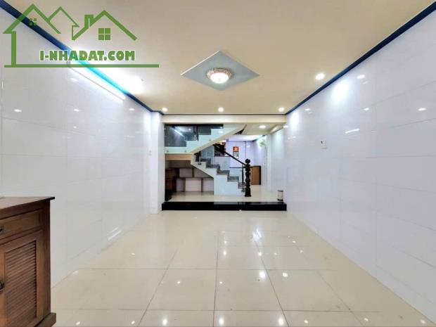 HÀNG NGỘP GIÁ RẺ ĐI NHANH NHÀ HẺM 5m 60m²-2tỷ250 Đ. Nguyễn Ảnh Thủ, P.Tân Chánh Hiệp, Quận - 1