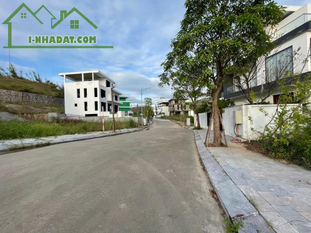Cần bán lô biệt thự đồi Monoco view vịnh, giá chỉ hơn 30 tr/m2. LH: 091.506.9737 - 2