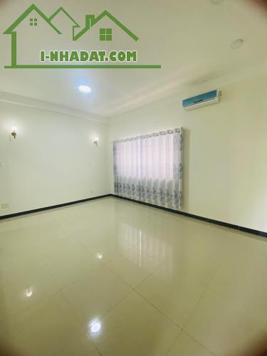 Nhà đẹp ở ngay khu phân lô VIP Lê Bôi, xe hơi ngủ nhà, 108 m2, ngang khủng 6m2, SHR - 5