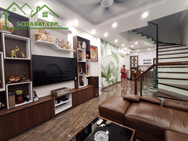 Cách mặt phố Hồng Tiến, Long Biên chỉ 30m. Nhà 62m2, Full Nội Thất, Oto Đỗ Cửa. Dân Xây. - 1