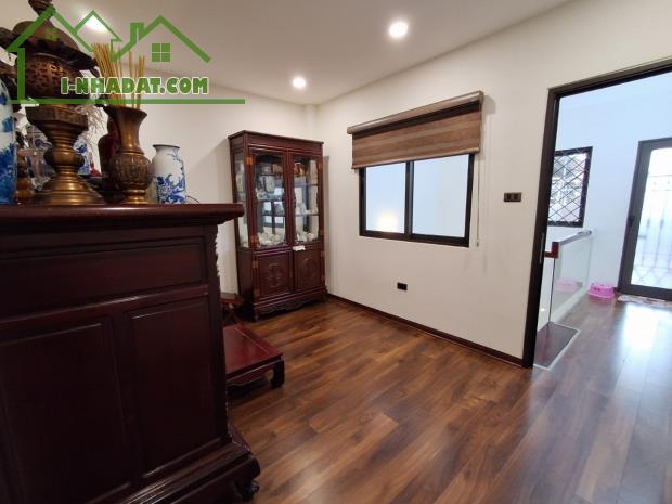 Cách mặt phố Hồng Tiến, Long Biên chỉ 30m. Nhà 62m2, Full Nội Thất, Oto Đỗ Cửa. Dân Xây.