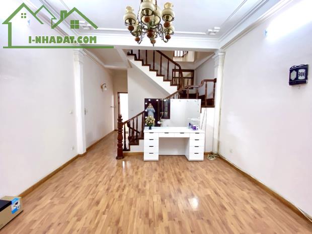 Nhà phố Hoàng Quốc Việt, phân lô 2 thoáng 55m² MT Khủng vỉa hè oto KD18 tỷ 5