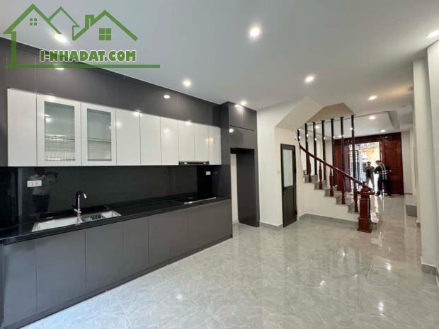 BÁN NHÀ THẠCH BÀN,Ô TÔ ĐỖ CỬA,VÀO NHÀ,67m2 ,Giá 8,3 Tỷ