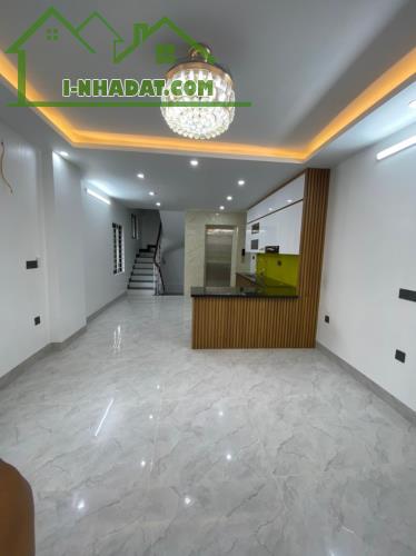 Bán nhà Lạc Long Quân –phân lô –oto tránh-thang máy- kinh doanh 52m 5tầng 12.3 tỷ