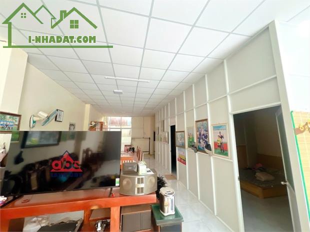 NP995 nhà phố ngang 8m, vị trí thuận lợi kinh doanh showroom đồ gỗ nội thất