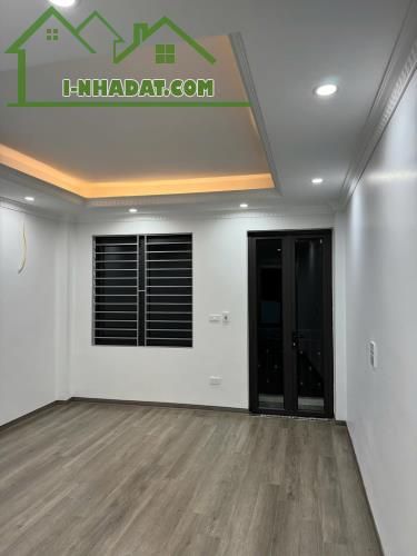 Cần bán gấp nhà phố Trần Thái Tông 40m2, 5T, ngõ thông,ô tô kinh doanh - 2