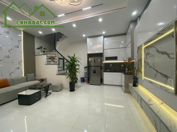 Bán Ngôi nhà 33 m² tuyệt đẹp với thiết kế rộng rãi và tiện nghi cao cấp tại ngõ Hòa Bình,