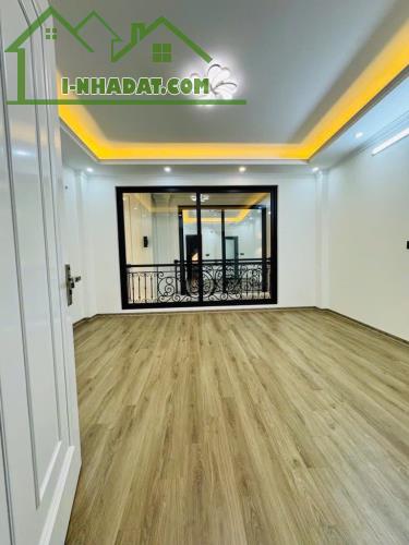 NHÀ ĐẸP ĐÓN TẾT PHỐ TÔN ĐỨC THẮNG, XÂY MỚI, LÔ GÓC, CÁCH MẶT NGÕ CHỈ 30m. DT 33m2, 5 Tầng,