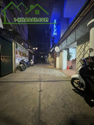 BÁN NHÀ -PHỐ LINH LANG-QUÂN BA ĐÌNH-DT100M2-MT6,2M-3 TẦNG 
KHU VỰC PHÂN LÔ OTO VÀO NHÀ