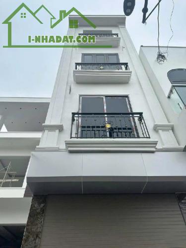 Siêu phẩm-Ô TÔ ĐỖ CỬA - VIEW CÔNG VIÊN - SÂN BÓNG-DT 35M2-4 TẦNG-4 NGỦ-ĐỦ CÔNG NĂNG