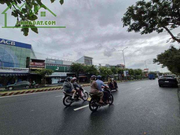 Vị trí vàng trong làng kinh doanh Ngay sát Trường ĐH Sư Phạm  ————— Bán đất tặng nhà 3 tần - 2