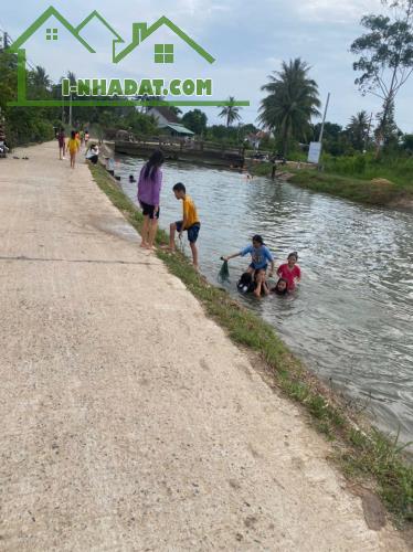 Gia đình cần bán lô đất view kênh thủy lợi, mát mẻ, sổ hồng riêng, thổ cư - 2