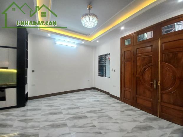 + Hiếm có nhà Nguyễn Văn Cừ 5 tỷ hơn - Ngõ rộng thông ra Hồng Tiến - 37m2*5T*5m, 3 ngủ - 3