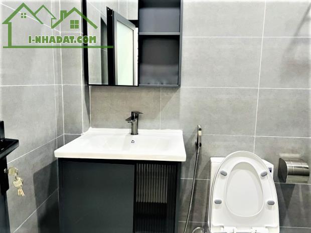 BÁN NHÀ QUẬN 1, PHƯỜNG BẾN THÀNH, HẺM 1/ BG THẲNG TRỤC, GẦN MT, 42M2 3 TẦNG 4PN 5WC 7 TỶ x - 3