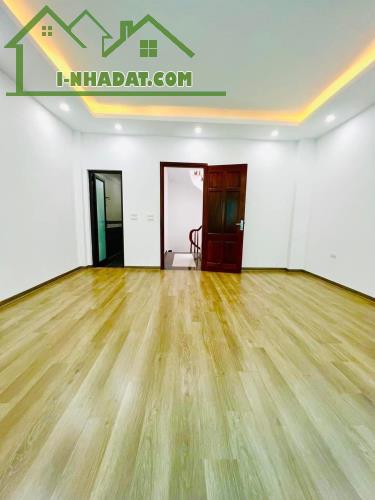 Khủng khiếp, nhà 5 tầng thang máy xây mới 45m Tứ Liên giá 6,4 tỷ