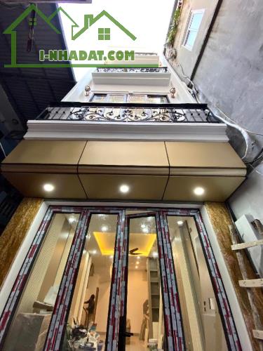 ĐÊ LA THÀNH - NHÀ XÂY ĐẸP MỚI LUNG LINH - LÔ GÓC 3 MẶT THOÁNG - KHÔNG LO THIẾU CHỖ ĐỂ XE