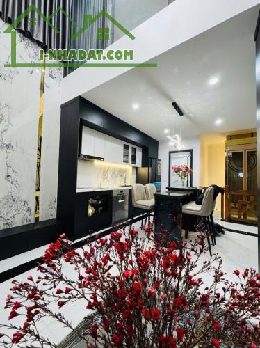 Siêu Đẹp! Phố Nguyễn Cao 40m2, tầng 2 50m2 xây 5 tầng thang máy ô tô đỗ full nội thất xịn