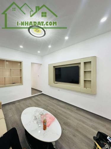 Bán nhà tập thể 60m2 Phương Mai-Đống Đa, 2 ngủ, nội thất đẹp, ô tô cạnh nhà. Giá 2,76 tỷ - 2