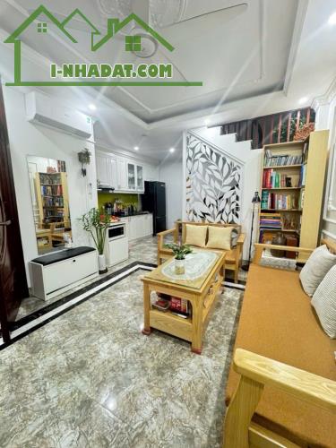 Trung tâm Ngọc Thụy, ngõ rộng, ôtô đỗ cổng, full nội thất –30m², 5 tầng, 6.8m - Chào 6.2tỷ - 4