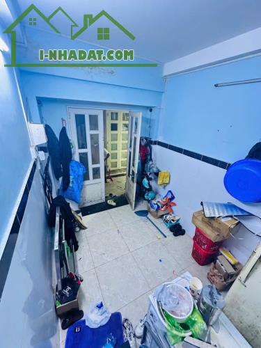 Nhỉnh 1 tỷ nhà ở ngay , 3 tầng, 2 phòng ngủ, 2 wc, khu sân bay giáp Tân Bình - 1