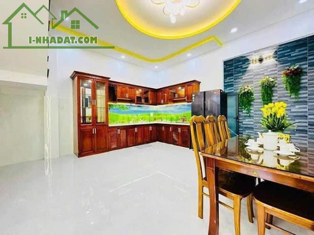 Bán nhà gần chợ Hoà Bình hẻm 4,5m. Giá 3,25 tỷ DT 55m2. Chiêu Anh Các, phường 5, Quận 5