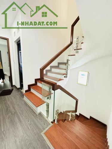 Bán nhà phố Mỹ Đình,Từ Liêm, Sát Phố,ngõ rộng,nông,gần bãi oto,tiện ích,40m*5T*mt4*nhỉnh 7