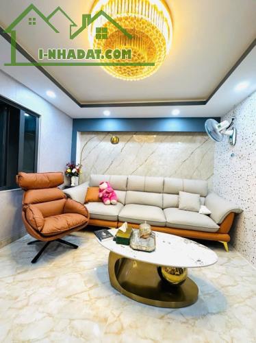 NHÀ 5 TẦNG - HẺM 12M ÔTÔ TRÁNH NHAU - VỈA HÈ 2 BÊN ĐƯỜNG PHẠM VĂN CHIÊU. P14 .GV + DT 70M - 2