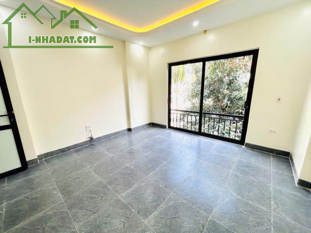 Bán nhà 5 tầng, 35m², Lĩnh Nam, Hoàng Mai, 6.85 tỷ, sổ đỏ, ô tô đỗ cửa qua nhà, gần - 1