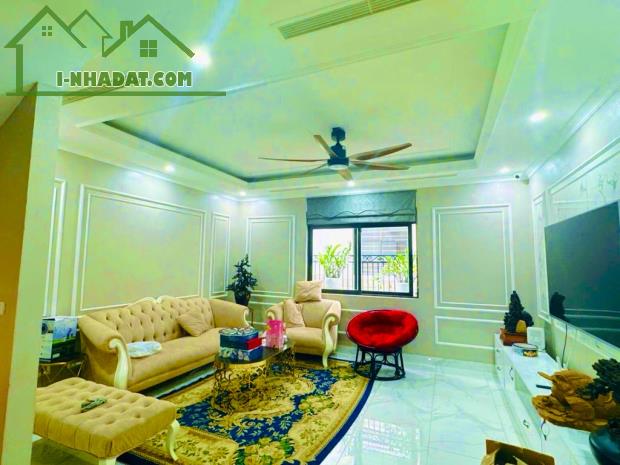 Bán nhà phố Xuân Đỉnh 40m2. Xây 6 tầng 5 pn giá 6,6 tỷ Sổ đỏ chính chủ