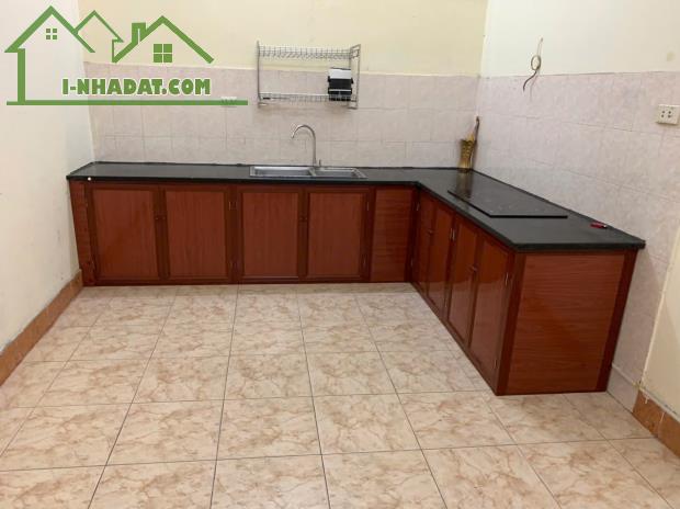 Cho thuê nhà  nguyên căn 40 Hào Nam, 3 tầng, 50m2, 4 ngủ, 3 WC, 14 Triệu - 3