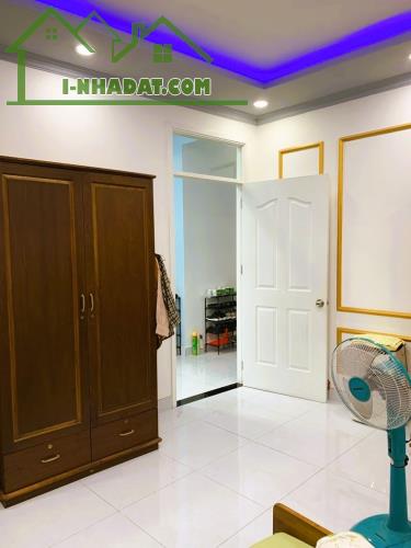 NHÀ ĐẸP Ở LIỀN - 2 TẦNG - DT 92 M2 (4 x 23) - 7 CHỖ ĐỖ CỔNG - HOÀNG HOA THÁM - BÌNH THẠNH. - 3