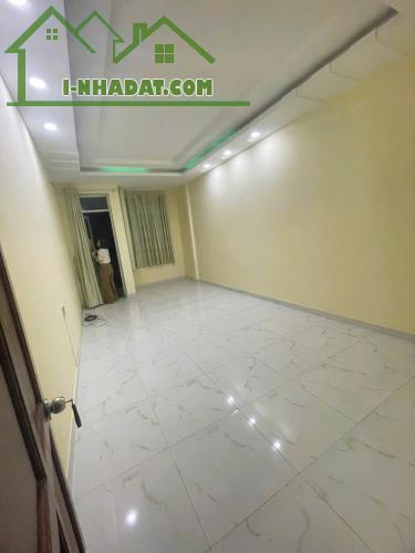 Bán nhà 3 lầu đúc, 60m2 đất, cách HXH 1 căn đường Bùi Minh Trực P6Q8 - 1