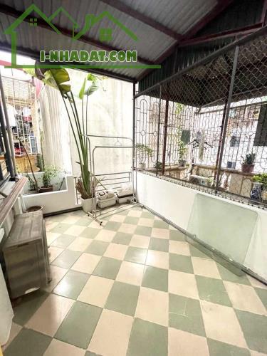 Bán nhà 4 tầng Hào Nam, Đống Đa, 32m2 giá 6.5 tỷ - Vị trí đắc địa, sổ đỏ chính