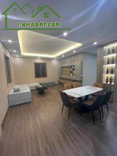 Bán gấp căn góc 3PN 110m2 3 mặt thoáng chung cư 28 Xuân La full nội thất, bao toàn bộ thuế