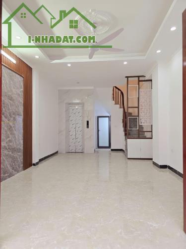 NHÀ MỚI THANG MÁY 4 CHỖ ĐỖ CỬA NGỌC TRÌ THẠCH BÀN 35M2 x 5T. GIÁ ĐẸP 6,4TỶ - 4