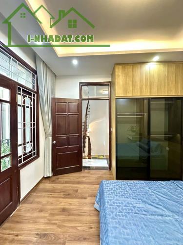 NHÀ THỤY KHUÊ  - BA BƯỚC CHÂN RA PHỐ - VỀ Ở LUÔN