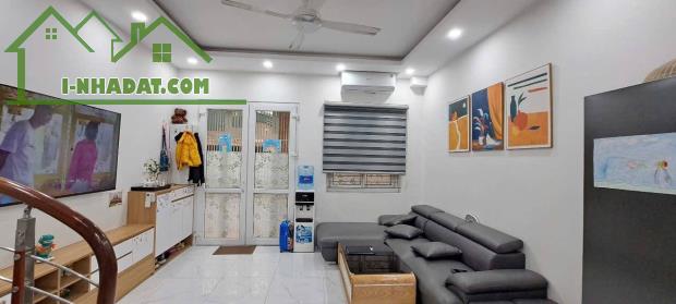 Bán gấp nhà gần mặt phố Ái Mộ Bồ Đề 32m 5 tầng mt4.3m giá chỉ 6.18 tỷ ô tô đỗ cổng - 1
