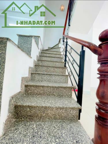 Bán gấp nhà 3 lầu ở Ngay chợ Bà Chiểu. Đường Diên Hồng, P1, Bình Thạnh. 2tỷ980. Thuê 17tr - 2