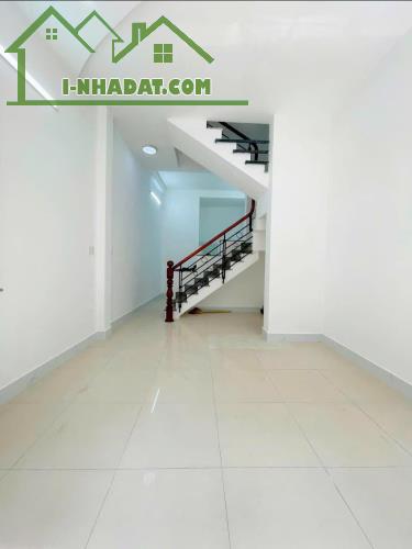 Bán gấp nhà 3 lầu ở Ngay chợ Bà Chiểu. Đường Diên Hồng, P1, Bình Thạnh. 2tỷ980. Thuê 17tr - 3