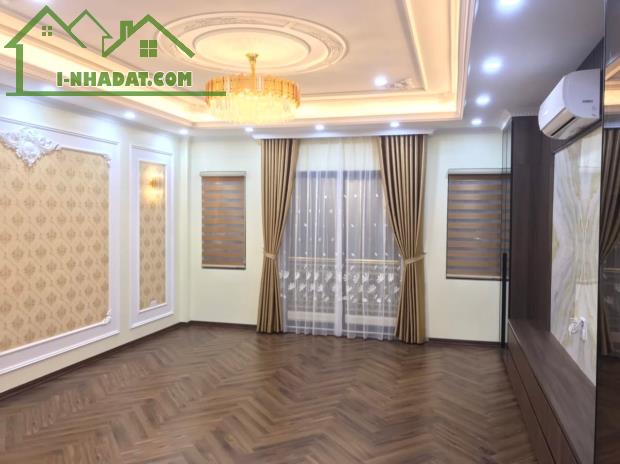 Hời quá! Bán nhà Cổ Linh - Ô tô tránhl - 80m2*5T*5m - Thang máy - 1km tới Aeon Mal - 1