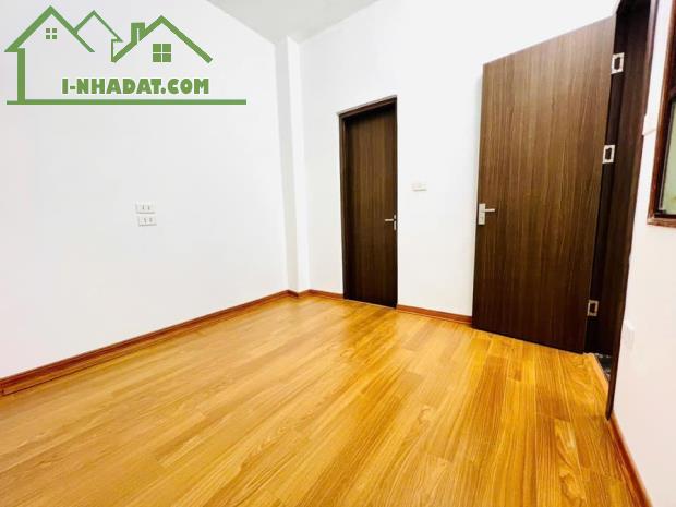 Bán Căn hộ tập thể 38/70m2, nhà mới kính koong, Chủ mới về sẵn ở đón Tết, với 3 phòng ngủ - 4