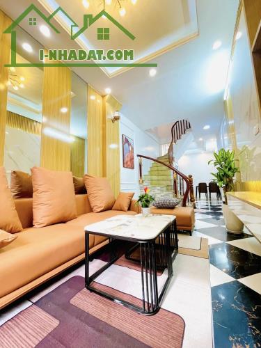 Siêu phẩm 5 tầng, 46m ngõ 298 Ngọc Hồi. 7 chỗ vào nhà, ngõ thông, 15m ra bãi ô tô, 8 tỷ