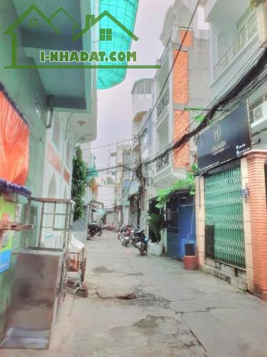 Bán gấp nhà đường CMT8, quận 10 – 47 m2– Giá 4,x tỷ (x tiểu học).