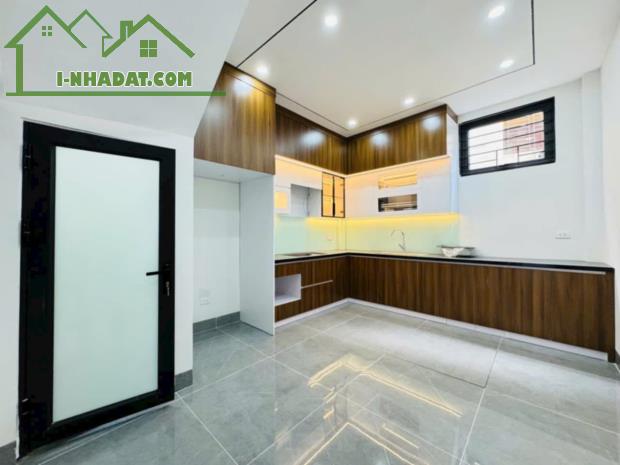 BÁN GẤP NHÀ PHỐ NGUYỄN VĂN CỪ 45M x 5T, Ô TÔ, GẦN PHỐ, FULL NỘI THẤT. HƠN 6 TỶ - 1