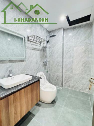BÁN GẤP NHÀ PHỐ NGUYỄN VĂN CỪ 45M x 5T, Ô TÔ, GẦN PHỐ, FULL NỘI THẤT. HƠN 6 TỶ - 4