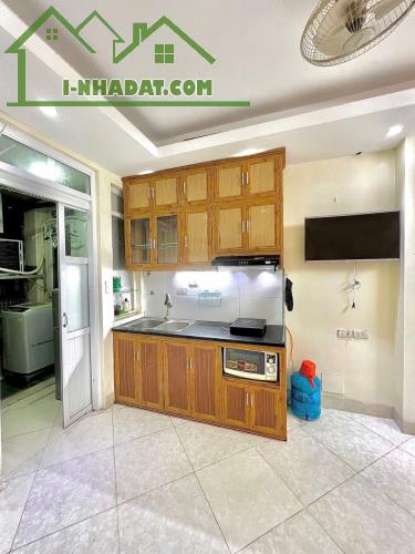 Bán chung cư phố Tây Sơn. Sổ đỏ; Dt: 52 m2, Giá 1.69 tỷ (giá chuẩn, thật) và còn nhà. Full - 4