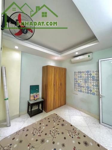 Bán chung cư phố Tây Sơn. Sổ đỏ; Dt: 52 m2, Giá 1.69 tỷ (giá chuẩn, thật) và còn nhà. Full - 5